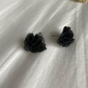 Black stud floral earrings